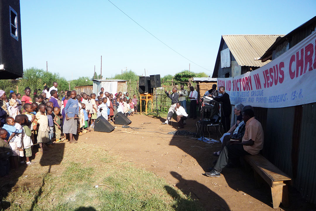 Kenya 2010 : Outside church