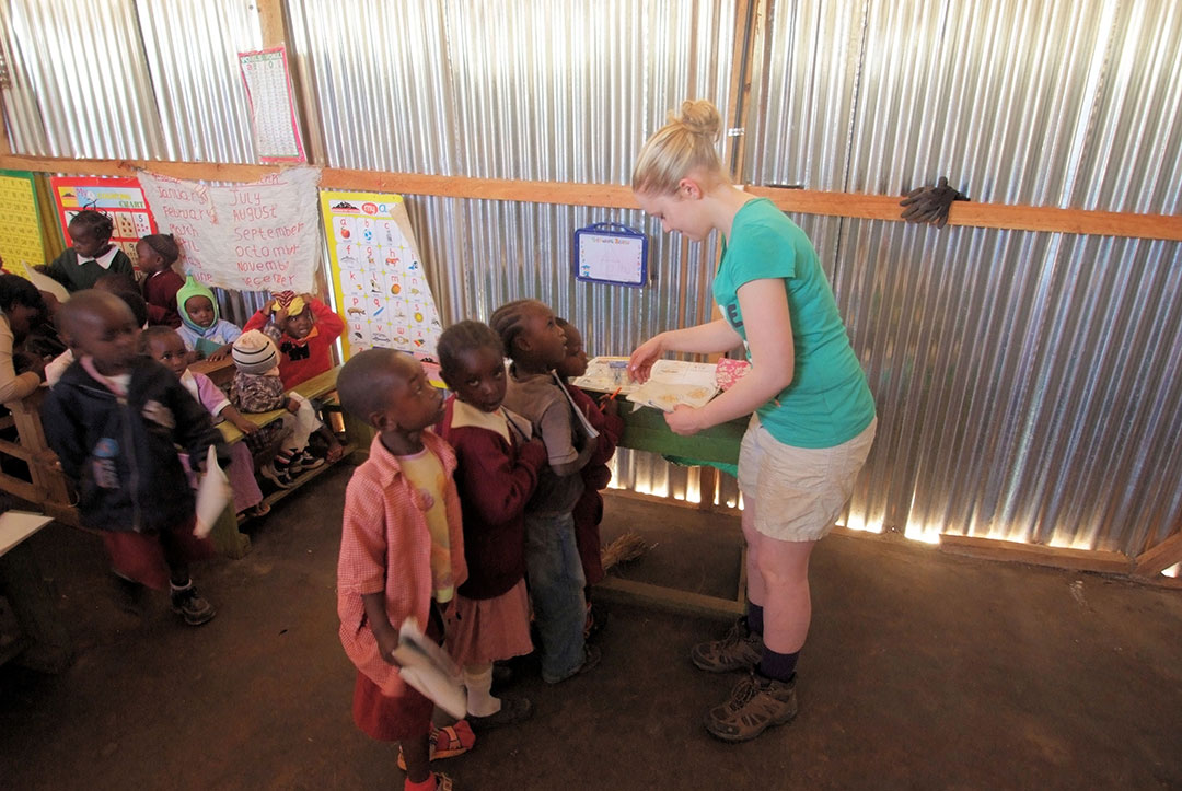 2011 Kenya : Helping in class