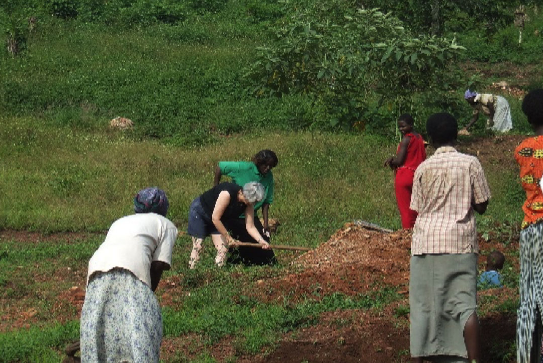 Uganda 2008 : Being shown how to work the land