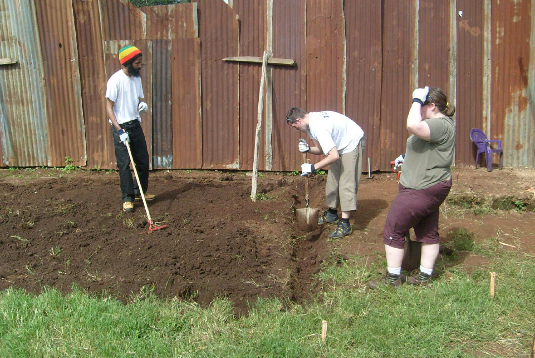 Kenya 2013 : Digging the trenches for the foundation stones