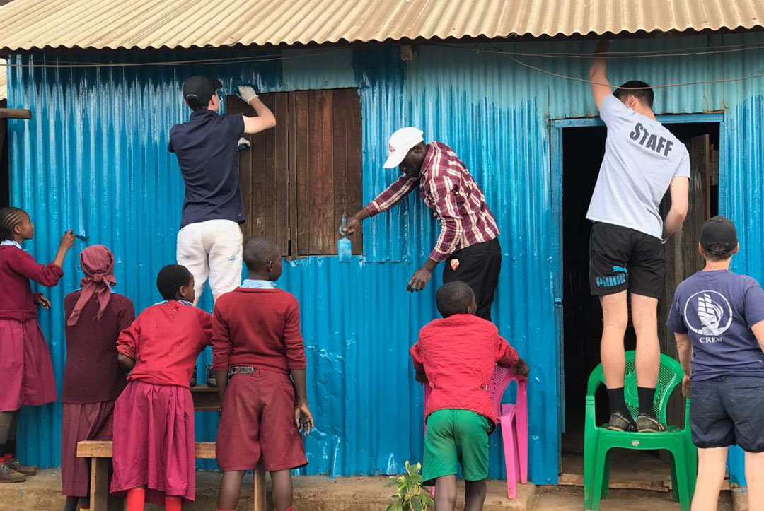 2019-Kenya-03-Painting-the-school-rooms