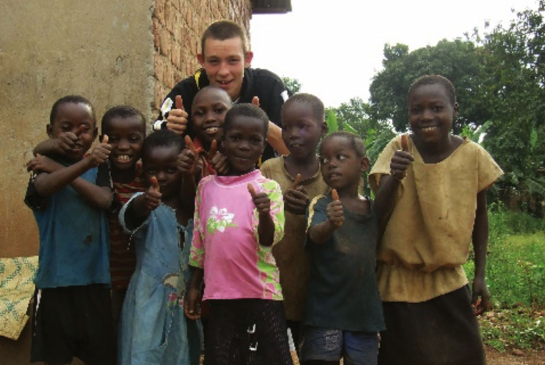 Uganda 2008 : Aaron getting to know the local children